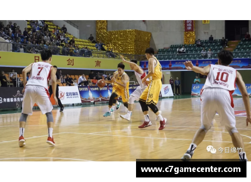 C7娱乐广东宏远队惨败浙江广厦队，球迷聚集球场外抗议要求换帅 - 副本